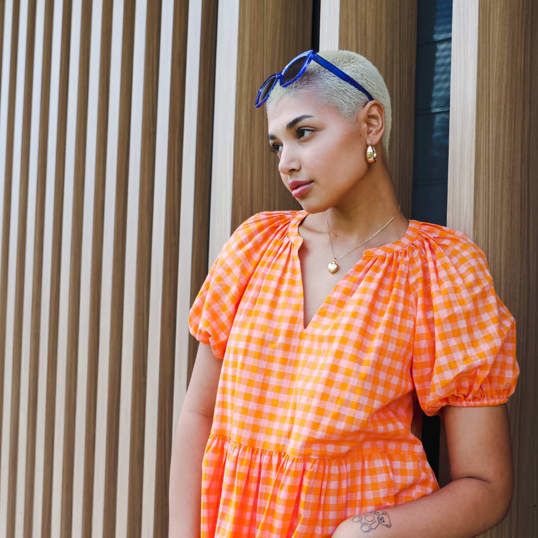 Female model wearing Beach Please - Blue Smoke Gradient on her head