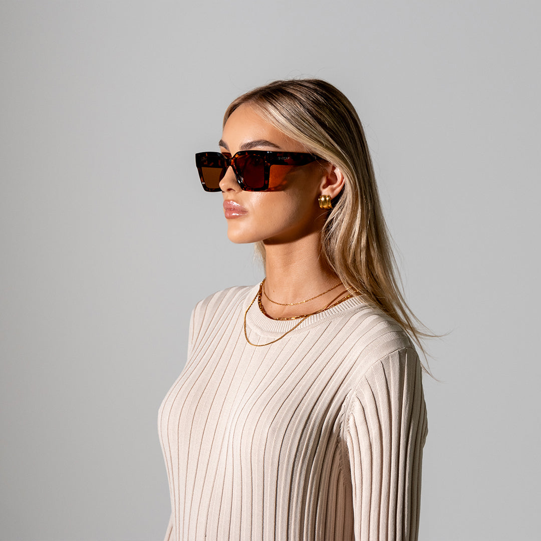 Rhodes Tortoise Brown Sunglasses on model looking to the side