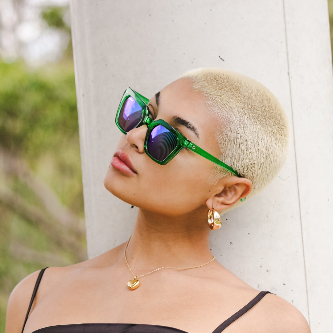 Female model wearing The Weekender - Green while looking at the sky